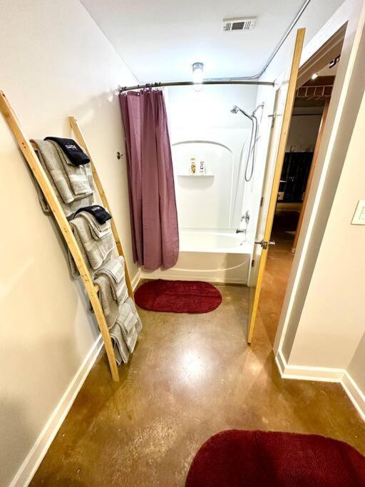 Charming 1br - Full Kitchen - Uptown Living