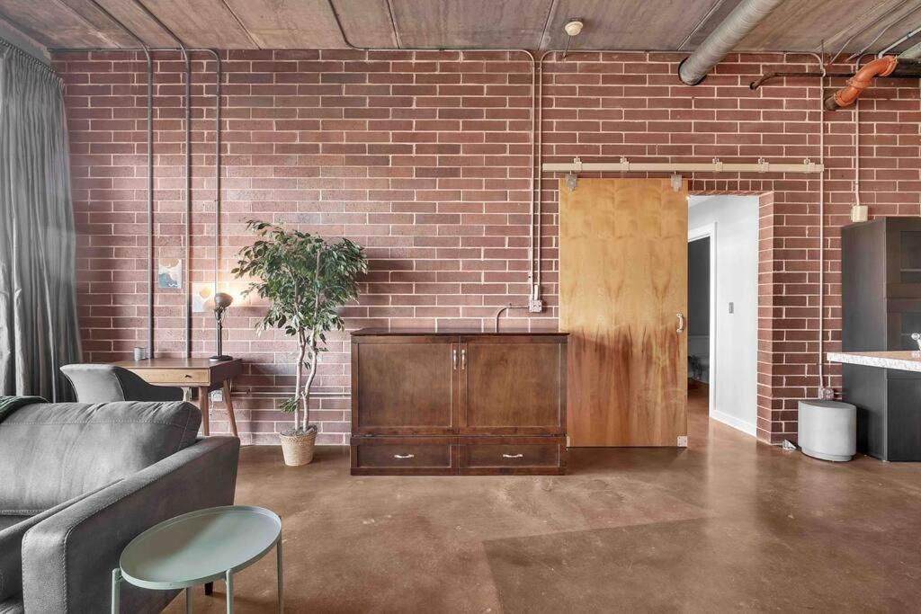 Charming 1br - Full Kitchen - Uptown Living *