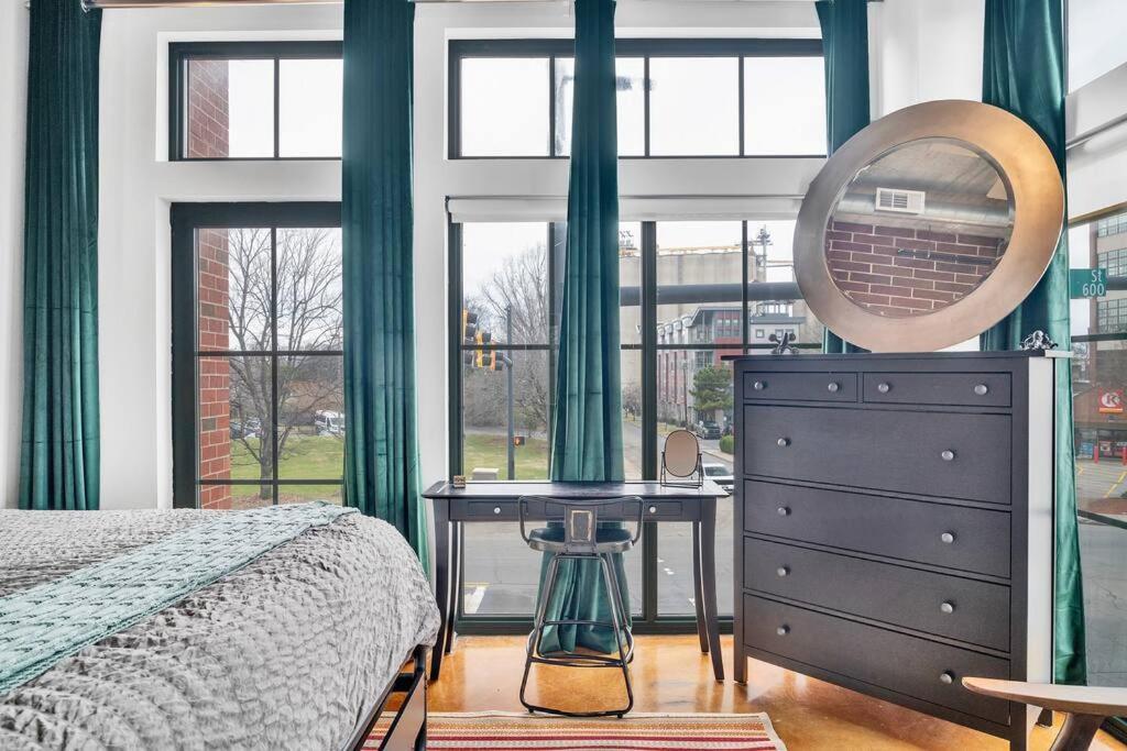 Charming 1br - Full Kitchen - Uptown Living Apartment