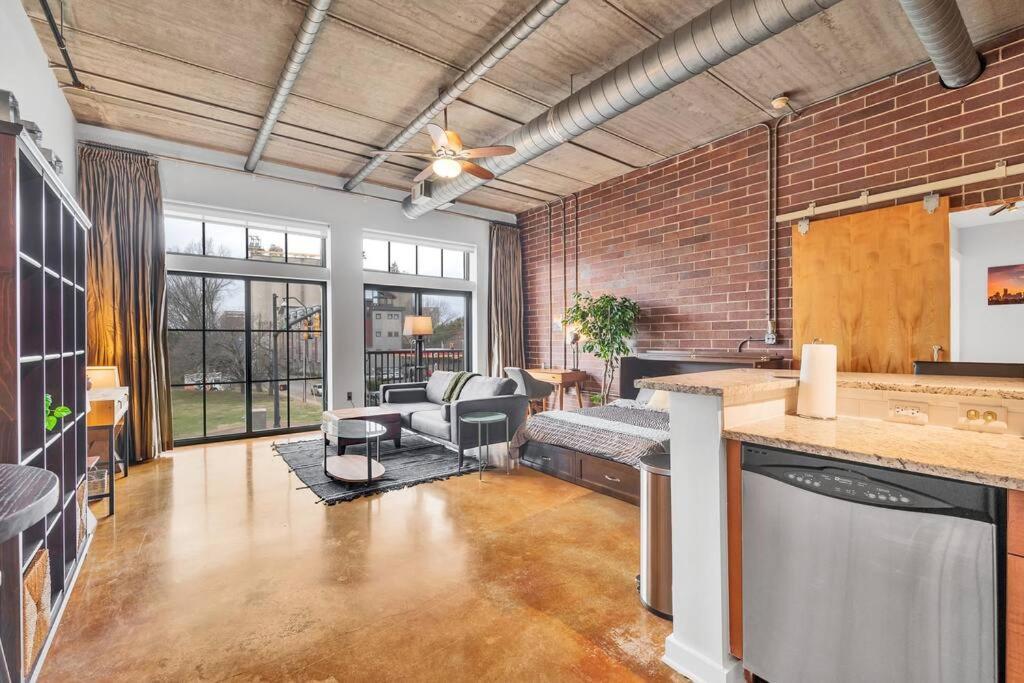 Charming 1br - Full Kitchen - Uptown Living Apartment *