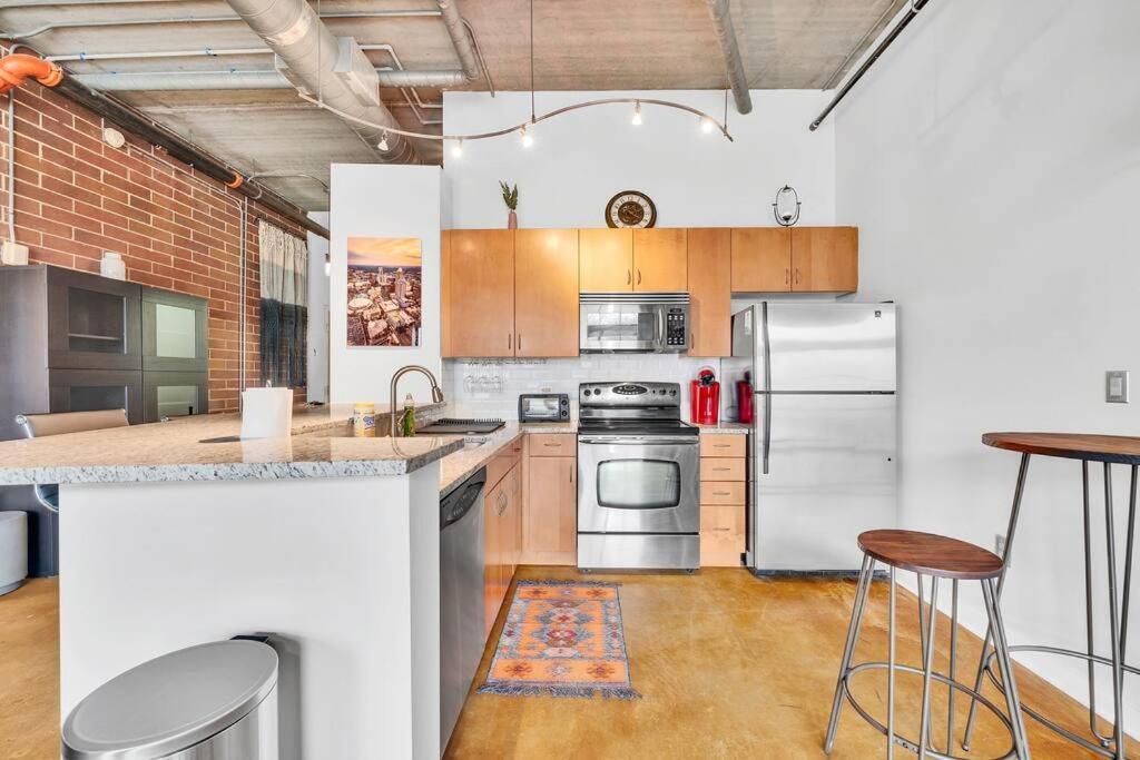 Charming 1br - Full Kitchen - Uptown Living Apartment *