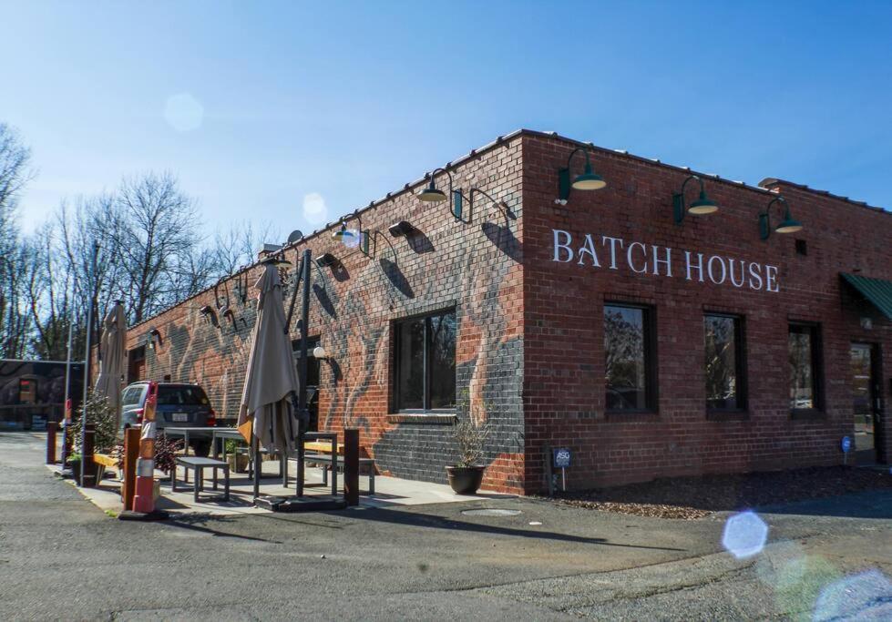 Queen Bed In Dilworth ◈ Shopping ◈ Restaurants