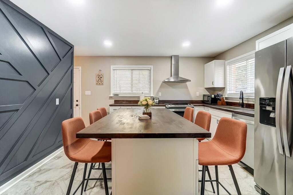 Charm Haven With Outdoor Tv Holiday home