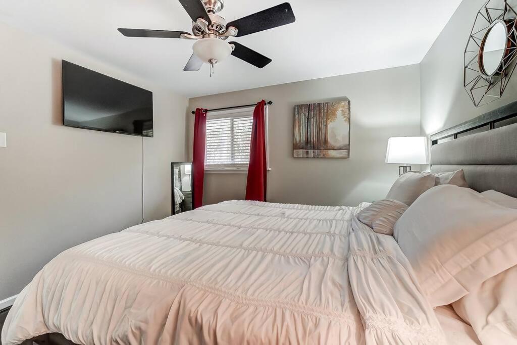 Charm Haven With Outdoor Tv Holiday home Charlotte