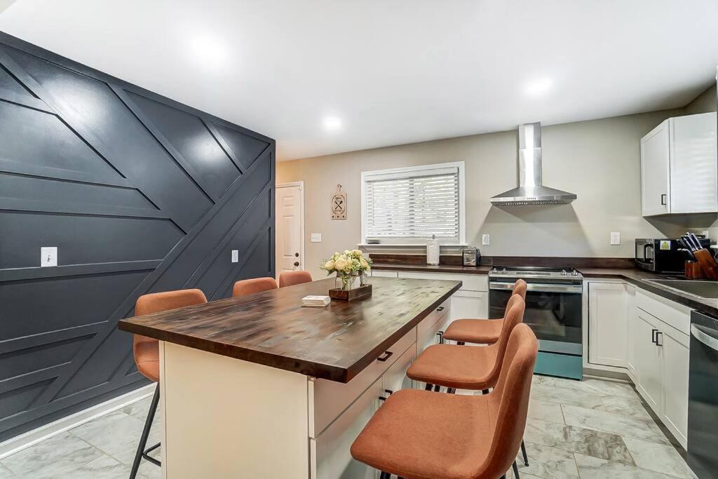 Charm Haven With Outdoor Tv * Charlotte