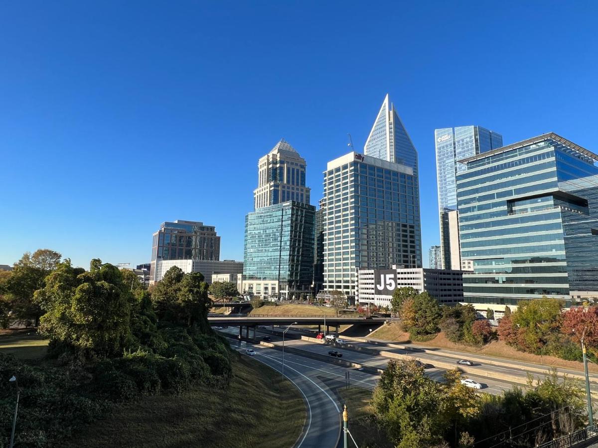 Apartment Spacious 2 Bed, 2 Bath Uptown Gem In The Heart Of The City-parking-wi-fi-balcony-walk To Boa Stadium Charlotte