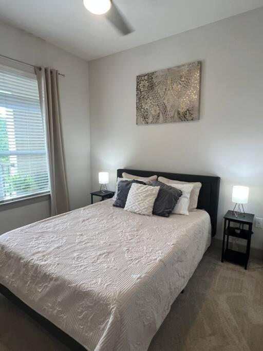 Spacious Luxury 2 Bedroom-2 Bath In Uptown With Balcony -80 *