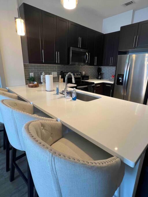 Spacious Luxury 2 Bedroom-2 Bath In Uptown With Balcony -80 Apartment