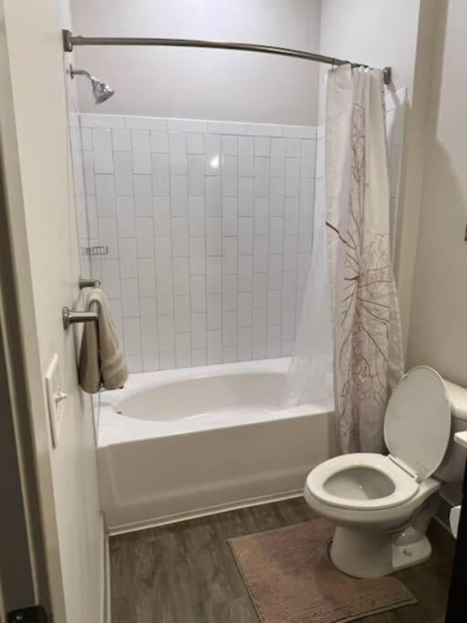 Apartment Spacious Luxury 2 Bedroom-2 Bath In Uptown With Balcony -80 *