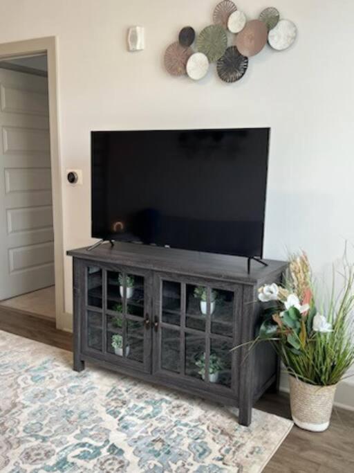 Spacious Luxury 2 Bedroom-2 Bath In Uptown With Balcony -80