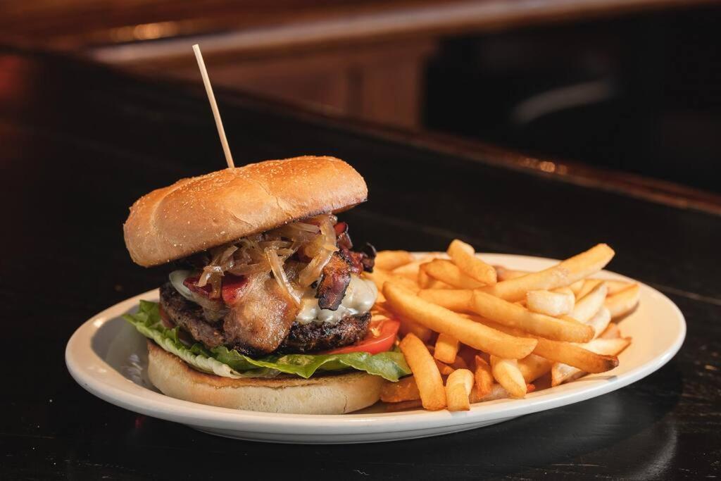 Apartment Dt Charm With Pool,gym,wine,wkspace, Free Parking *