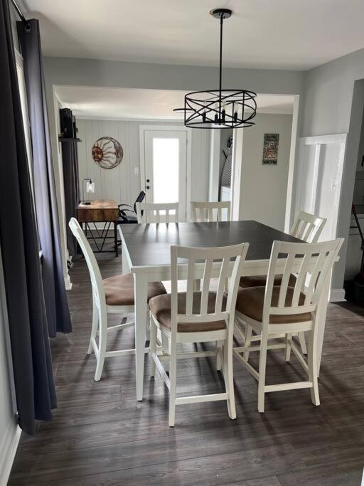 Newly Renovated Cute 3 Bedroom 2 Bath Holiday home *