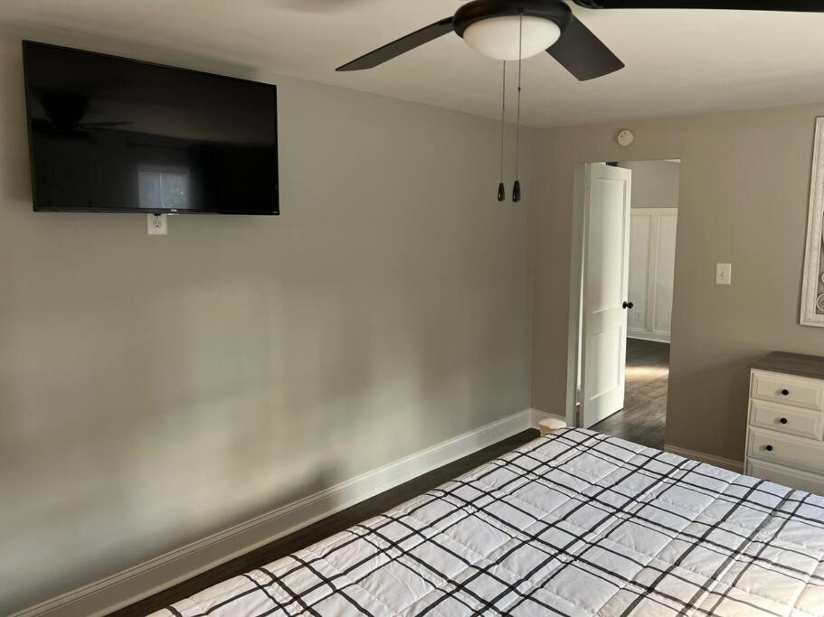 Holiday home Newly Renovated Cute 3 Bedroom 2 Bath *