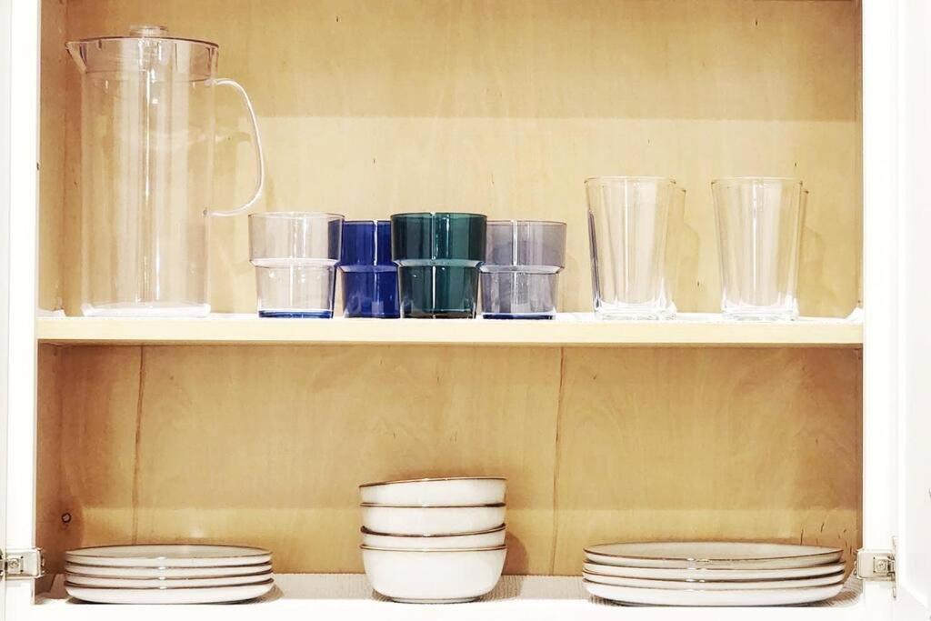 Apartment New Stylish Getaway- 5 Mil To Uptown/3 Smart Tvs!