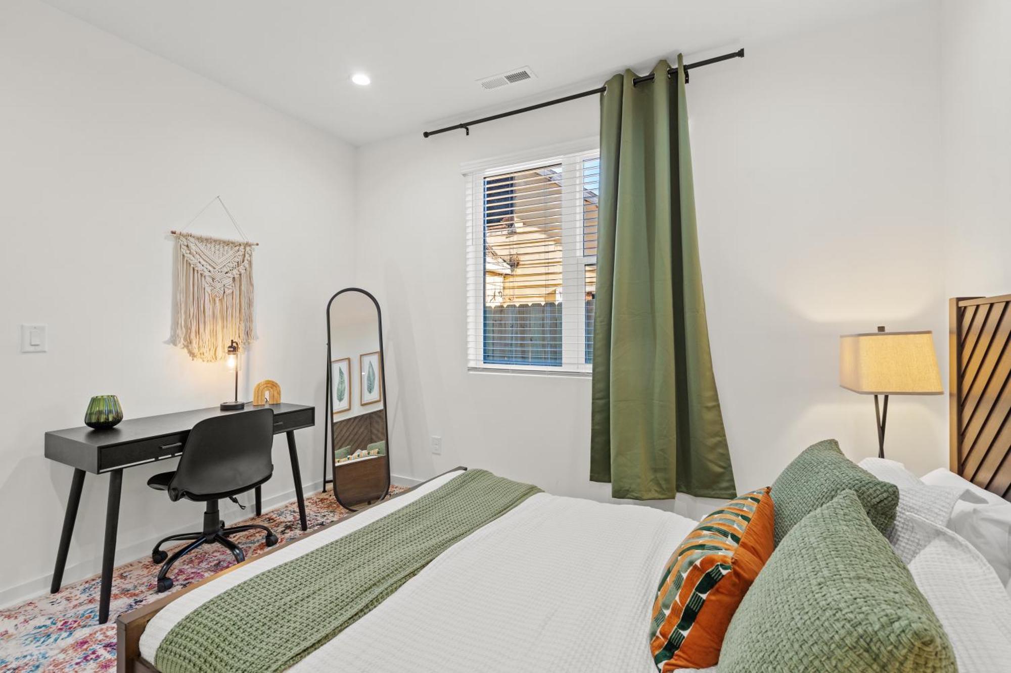 Stylish Modern 3br 3,5ba Townhouse In Apartment Charlotte