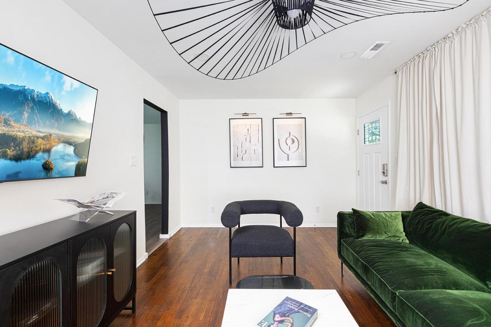 Lux Deco King Beds Near Uptown & Breweries Holiday home *