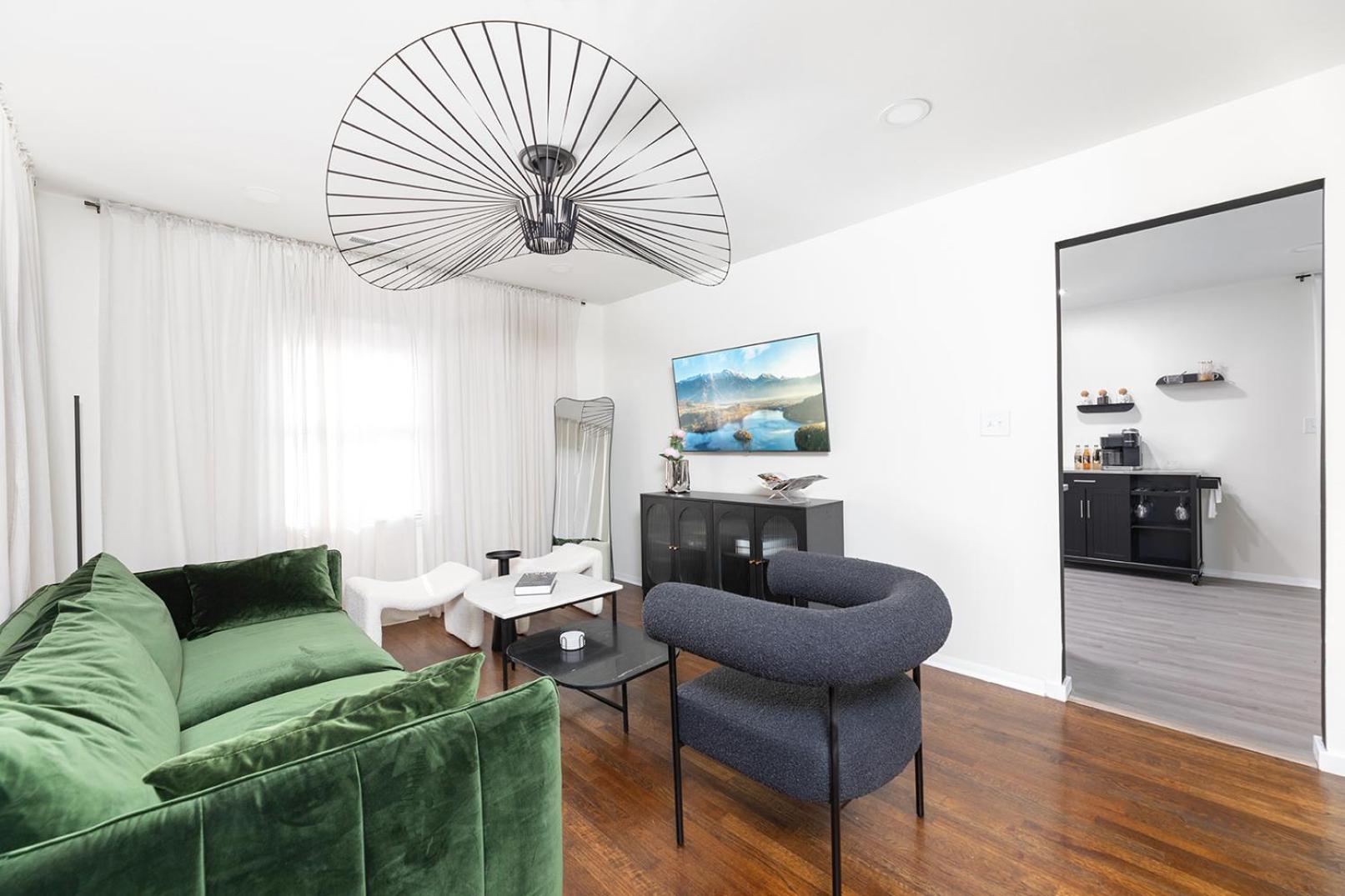 Lux Deco King Beds Near Uptown & Breweries Holiday home *