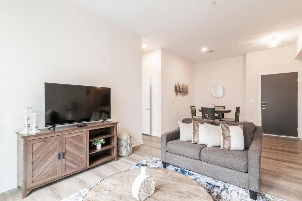 Charming Cozy With Wi-fi & Free Parking *