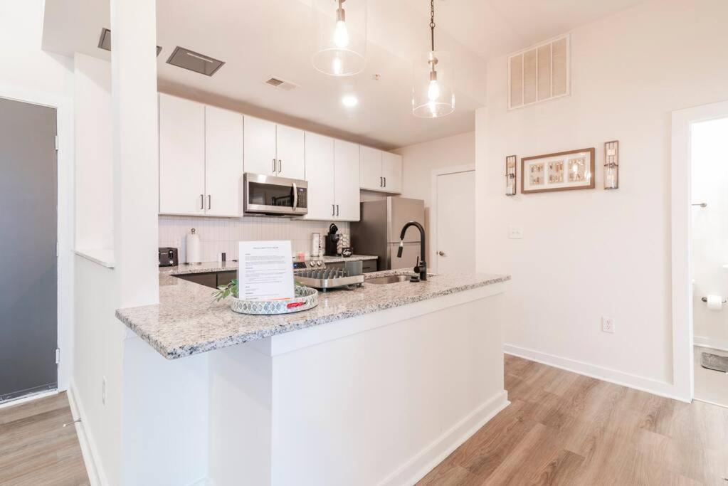 Charming Cozy With Wi-fi & Free Parking Apartment Charlotte