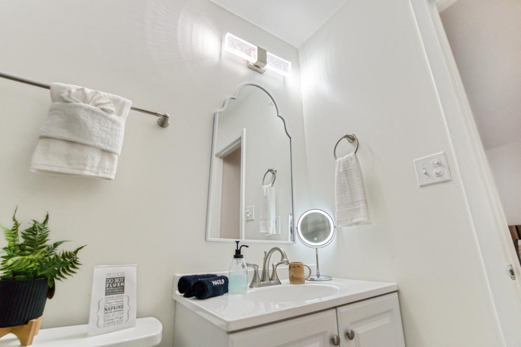 Vibrant South Clt Oasis, 3brs, Patio, Fire Pit Holiday home