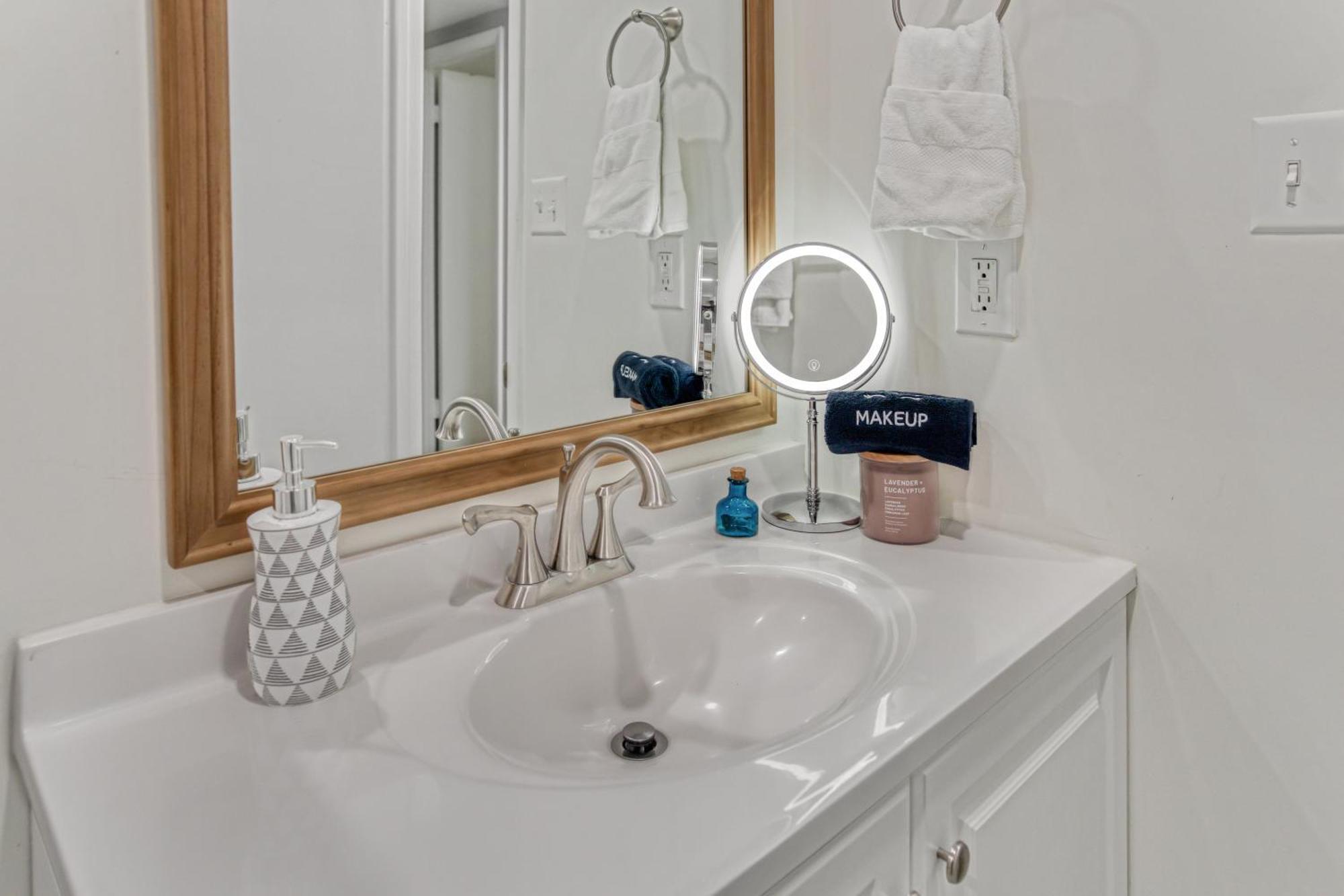 Vibrant South Clt Oasis, 3brs, Patio, Fire Pit *