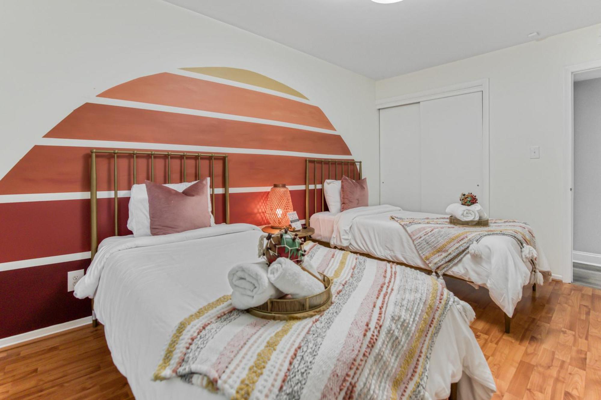 Vibrant South Clt Oasis, 3brs, Patio, Fire Pit * Charlotte