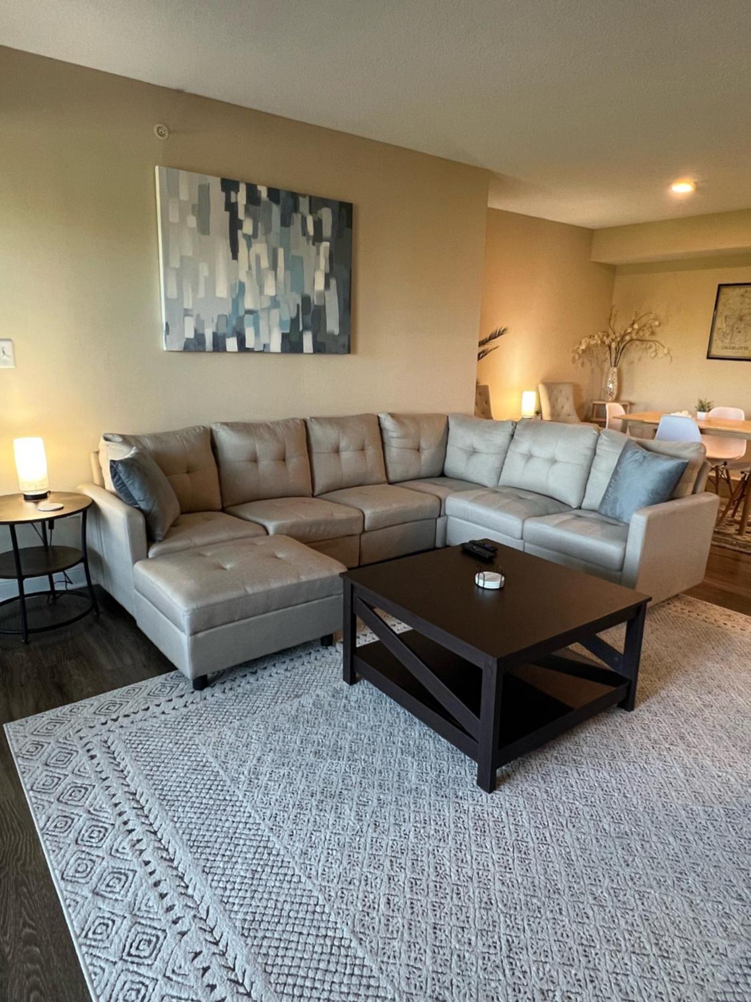 Spacious 2 Bed, 2 Bath Uptown Gem In The Heart Of The City-parking-wi-fi-balcony-walk To Boa Stadium Apartment *