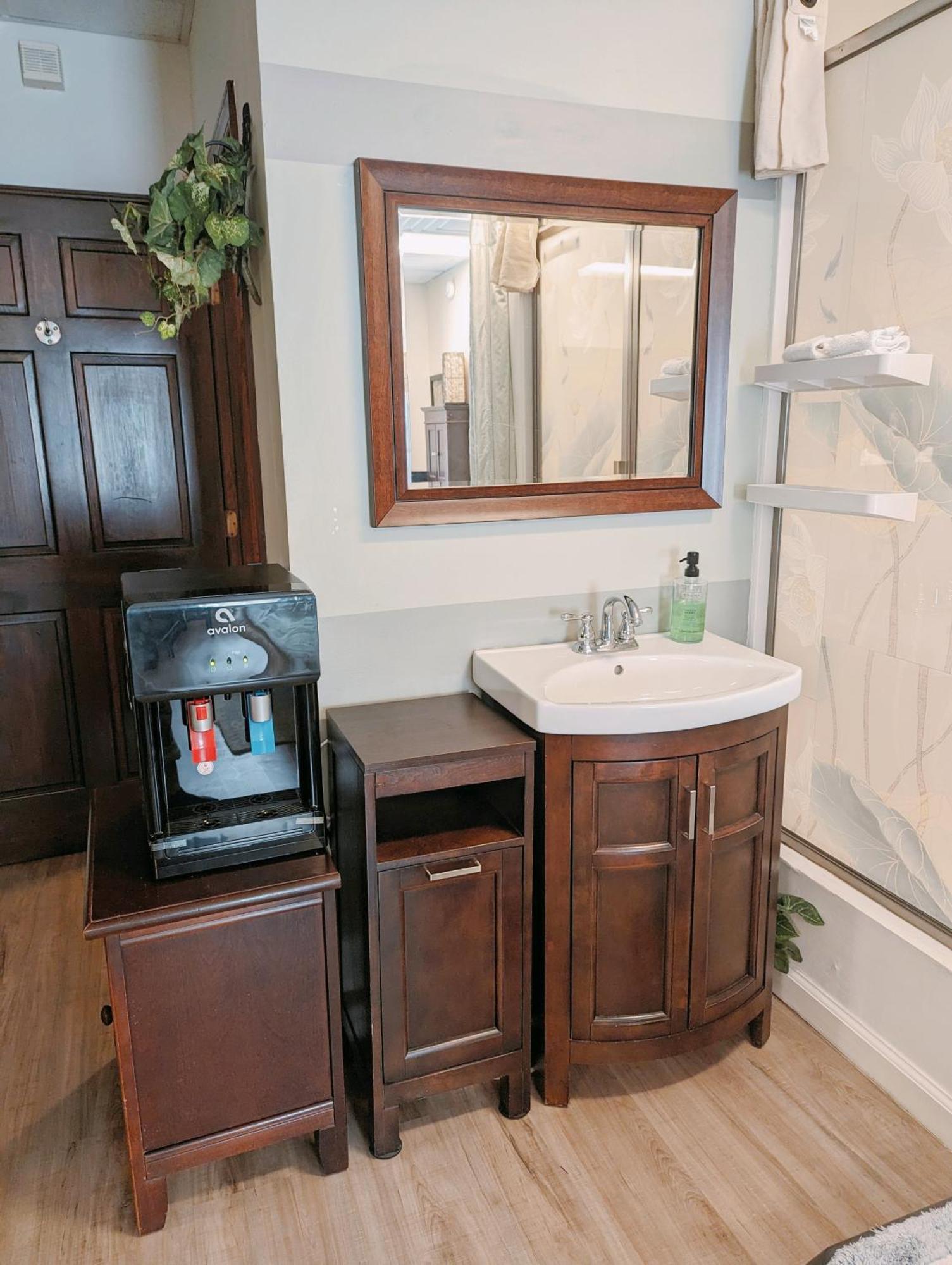 Uptown Area, Cozy King Suite, Quiet And Private, Free Parking, Walk To Restaurants Charlotte