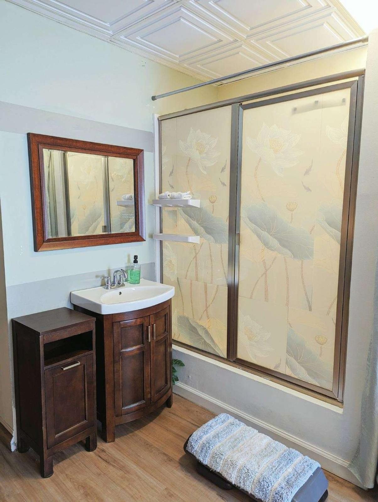 Uptown Area, Cozy King Suite, Quiet And Private, Free Parking, Walk To Restaurants