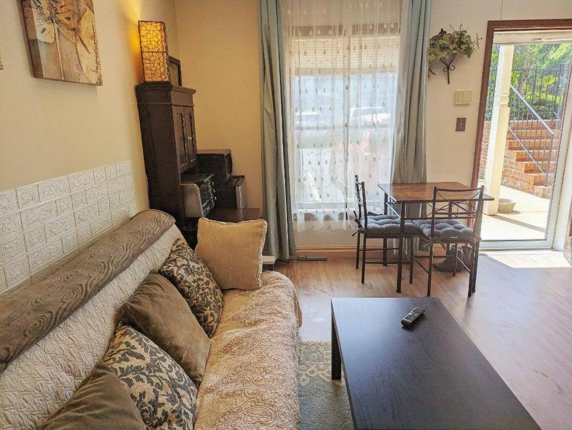Uptown Area, Cozy King Suite, Quiet And Private, Free Parking, Walk To Restaurants