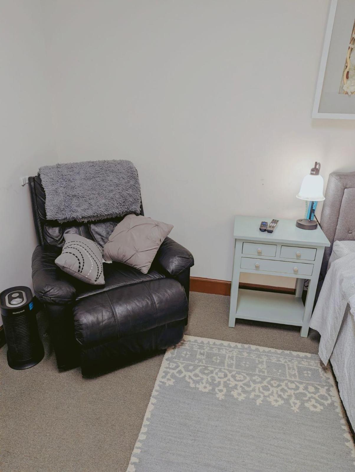 Uptown Area, Cozy King Suite, Quiet And Private, Free Parking, Walk To Restaurants Charlotte