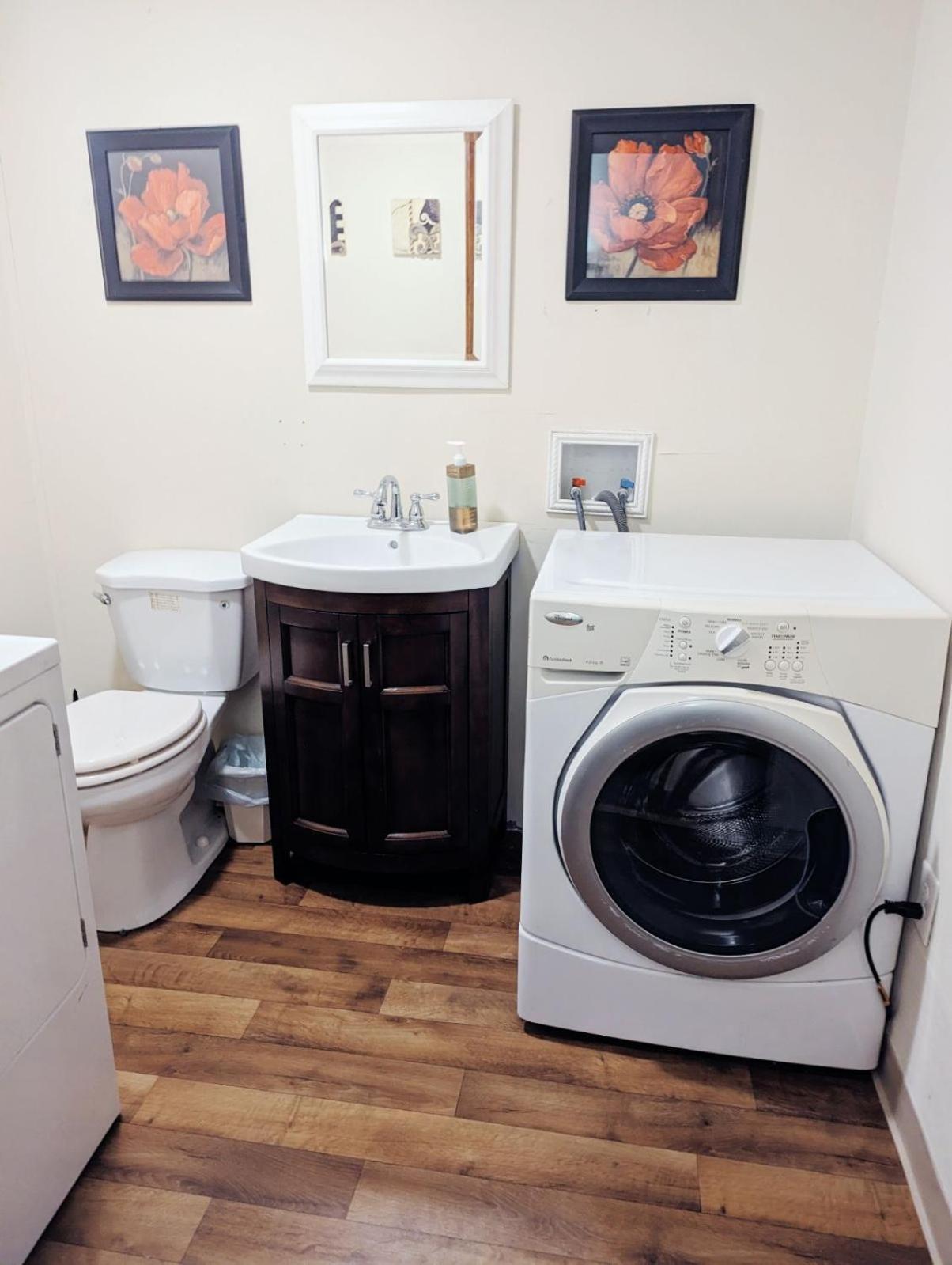 Uptown Area, Cozy King Suite, Quiet And Private, Free Parking, Walk To Restaurants Charlotte