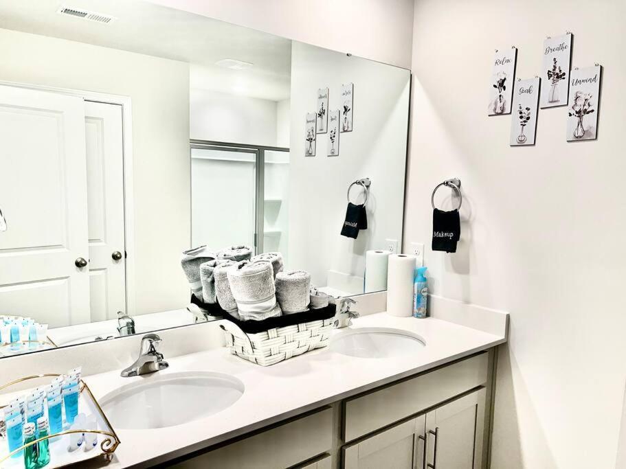 Spacious 4-bedroom House,6beds With Office Space Charlotte