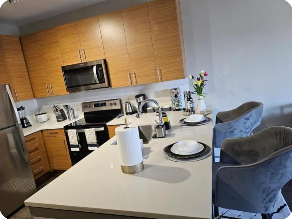 Uptown And Adventures With Pool, Bars & Shops Apartment *