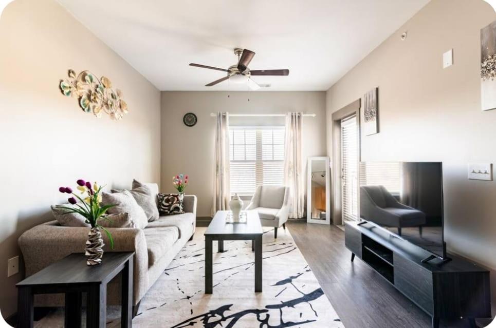 Uptown And Adventures With Pool, Bars & Shops Apartment *