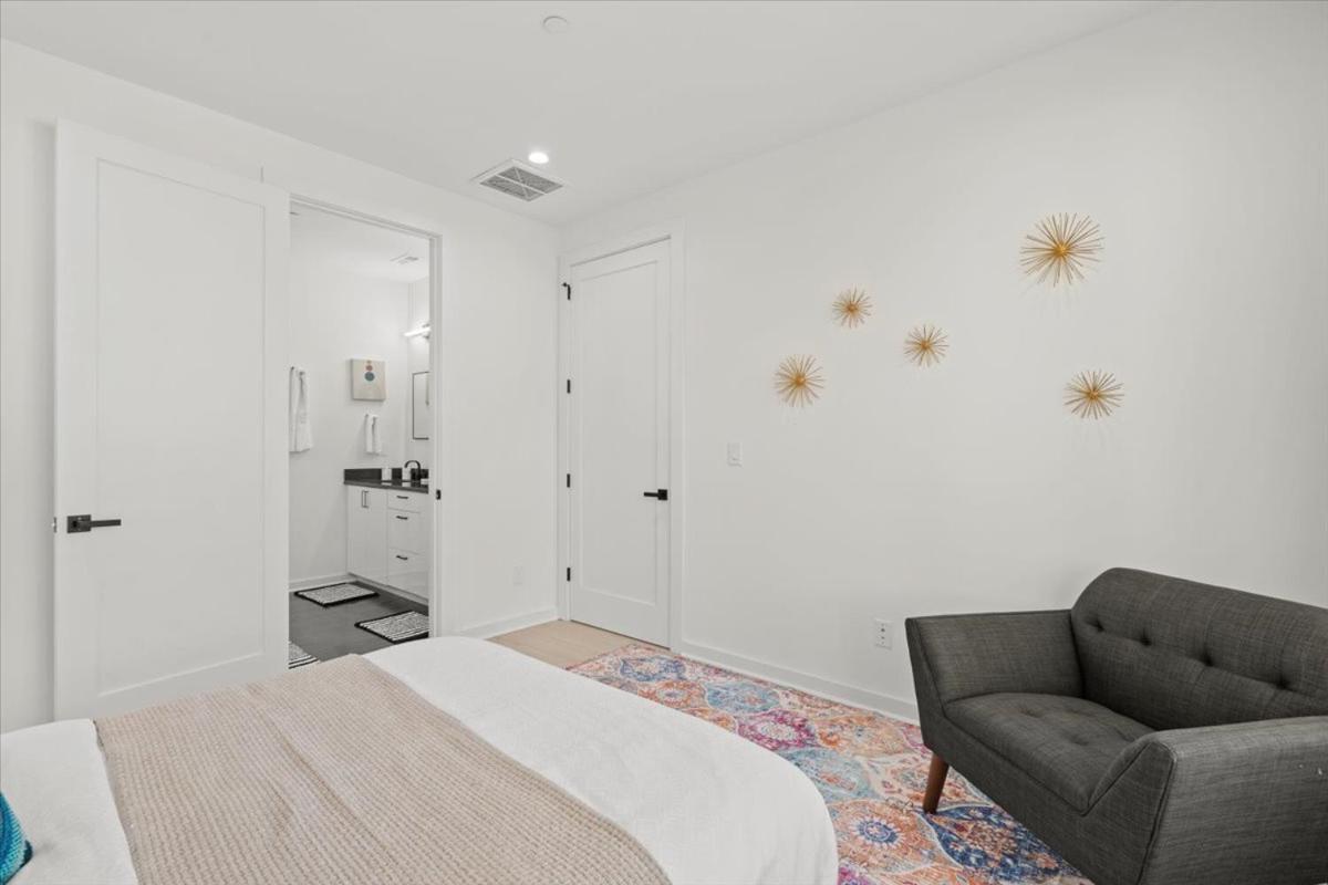 2 Unit Modern Close To Uptown *