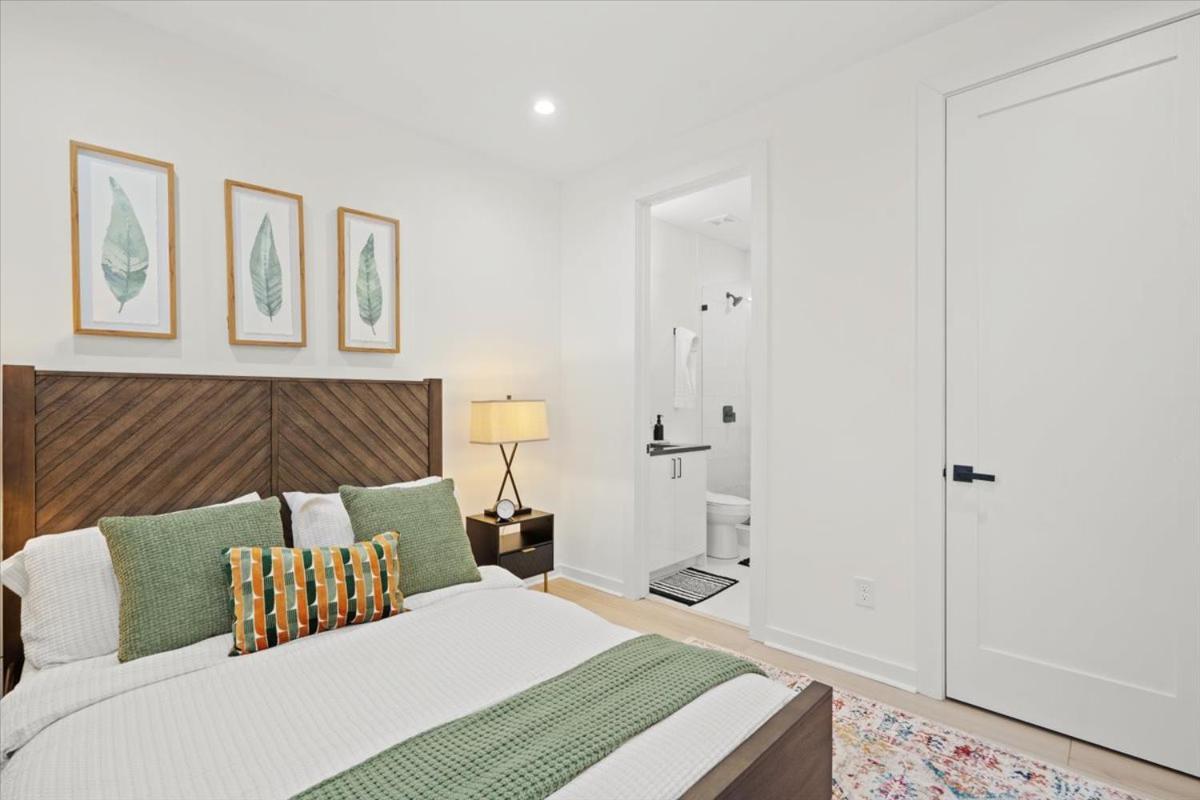 2 Unit Modern Close To Uptown *