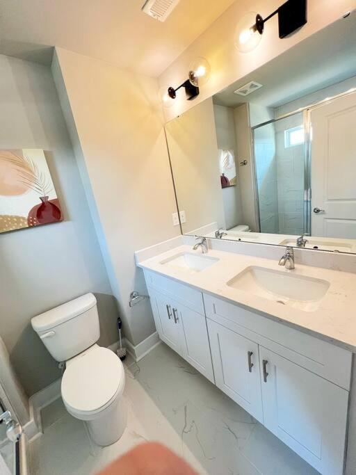 Brand New Build 10 Min- Uptown Holiday home