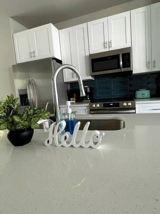 Brand New Build 10 Min- Uptown Holiday home *