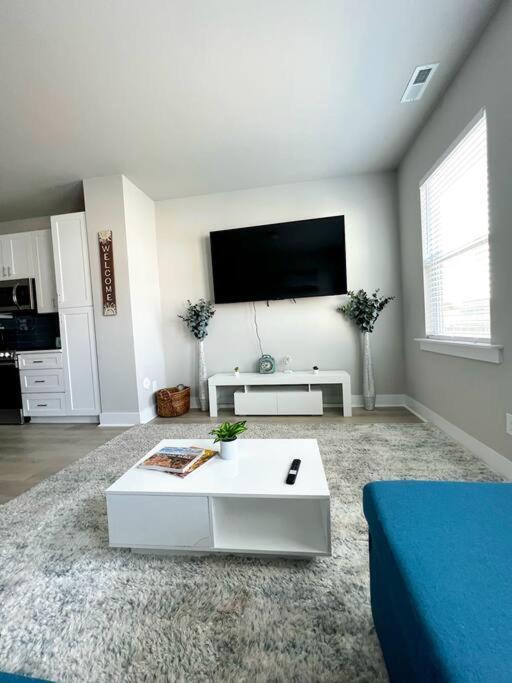 Brand New Build 10 Min- Uptown Holiday home *