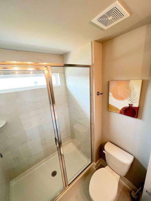 Brand New Build 10 Min- Uptown Holiday home