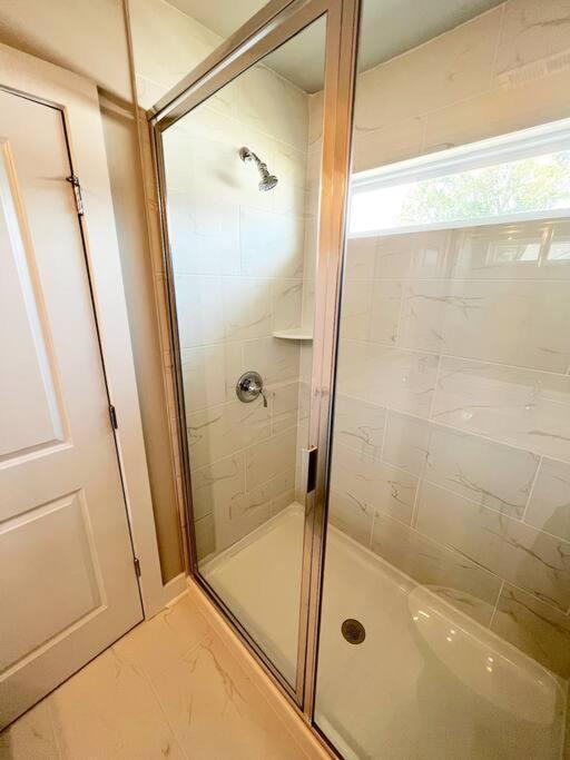 Brand New Build 10 Min- Uptown Holiday home *