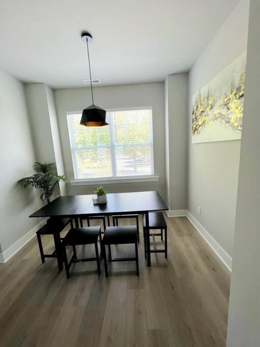 Brand New Build 10 Min- Uptown Holiday home