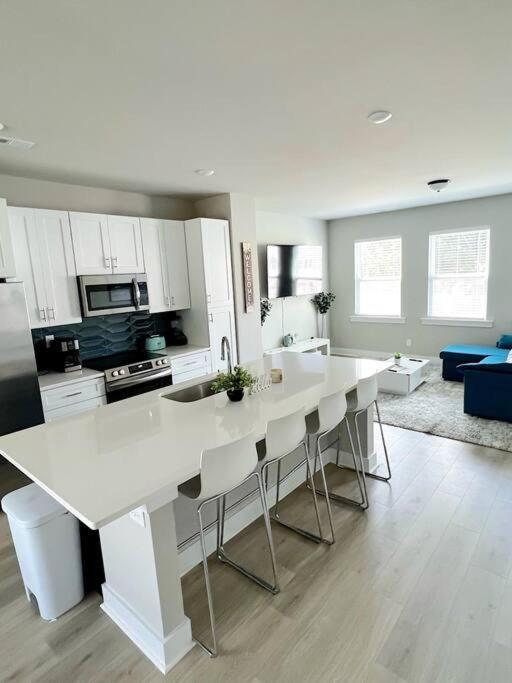 Brand New Build 10 Min- Uptown Holiday home *