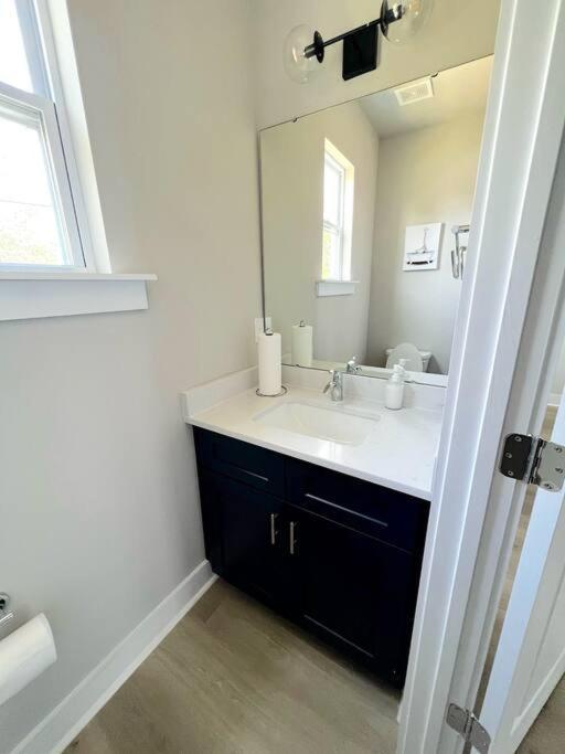 Brand New Build 10 Min- Uptown Holiday home