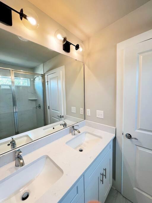 Holiday home Brand New Build 10 Min- Uptown *