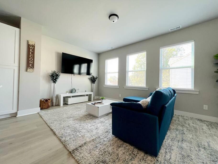 Brand New Build 10 Min- Uptown Holiday home