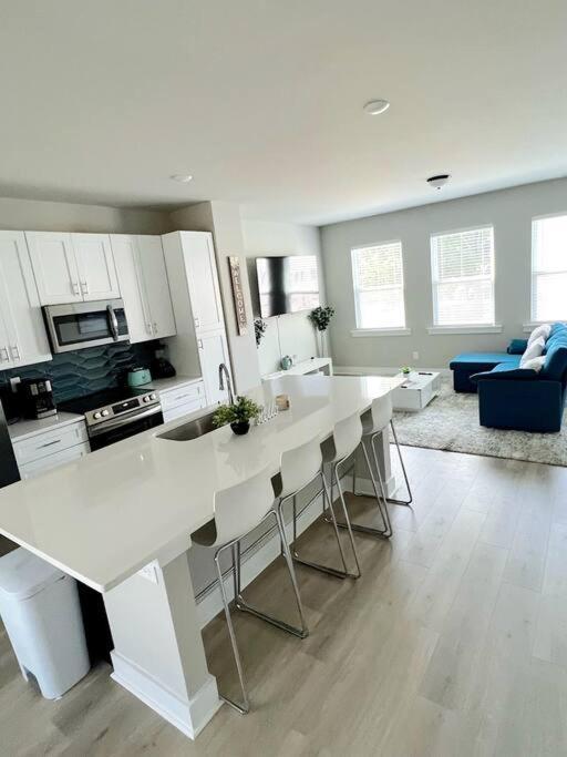 Brand New Build 10 Min- Uptown Holiday home