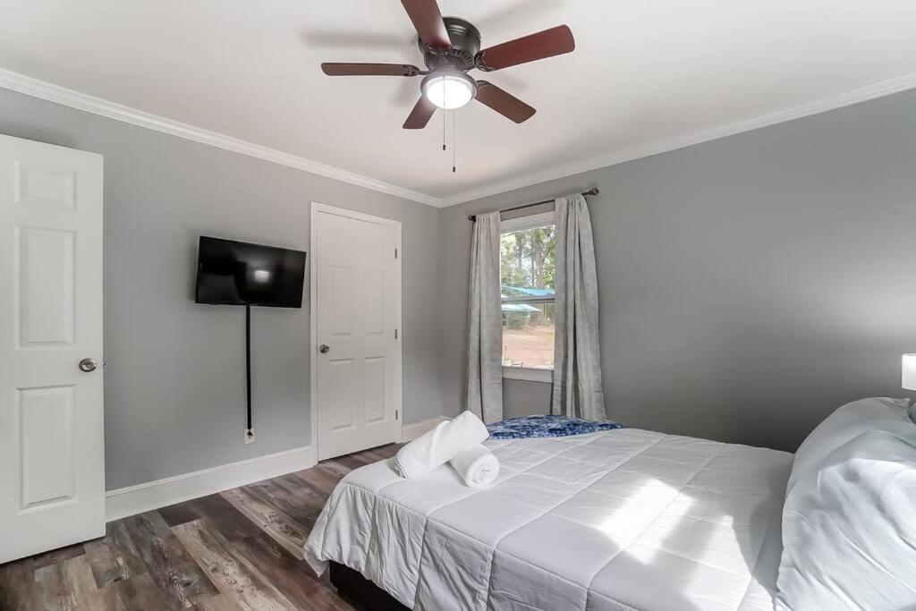 3br Getaway, Hot Tub & Mini Golf Fun