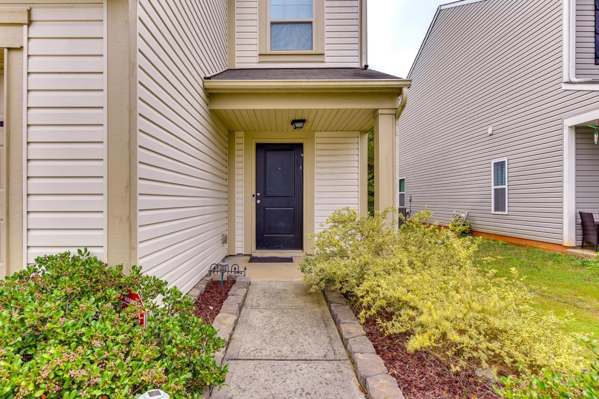 Holiday home 6 Mi To Uptown With Yard!